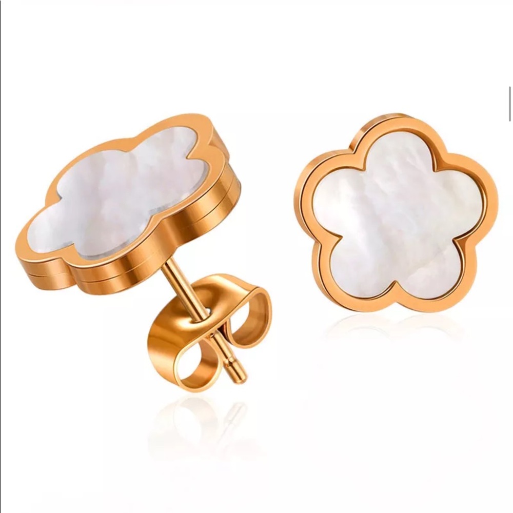 Women White Shell Flower Earrings Stainless Steel Earrings Yellow Gold Tone NWOT